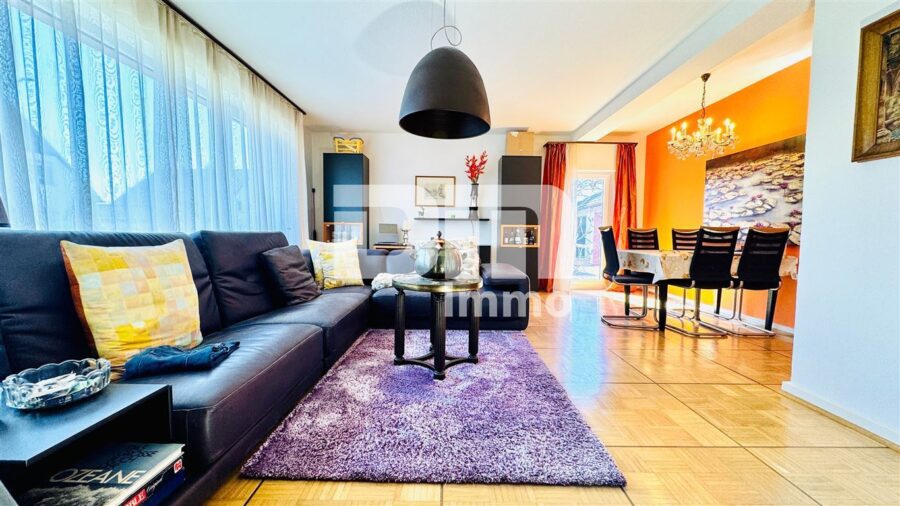 Zeitlose Eleganz trifft Moderne: Modernisiertes Einfamilienhaus mit großem Garten und Garage - EG Wohn / Esszimmer / Zugang Terrasse